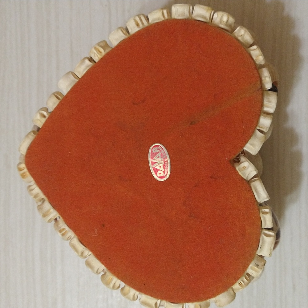 Vintage 1950s Davar Taiwan Whale Seashell Chained Jewelry Box - Picture 7 of 7